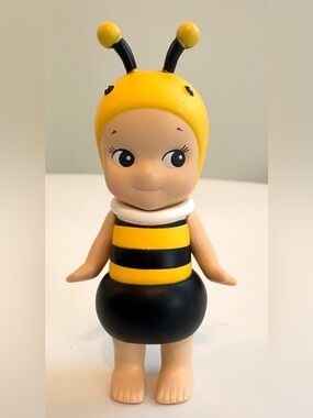 SECRET Bee - Sonny Angel! From Flowers Series. Wonderful collectors item.